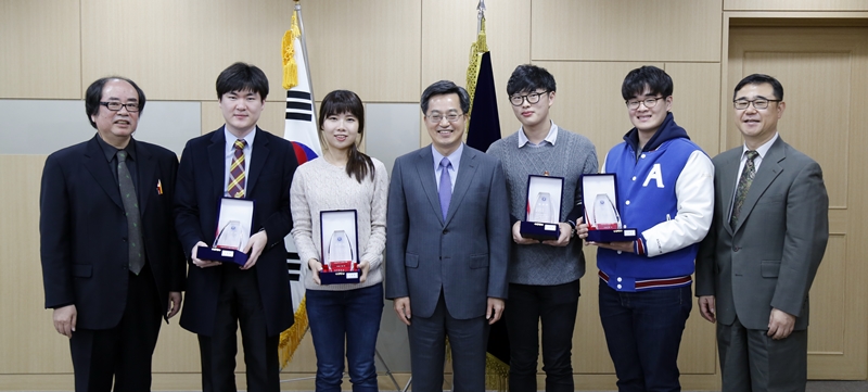 아주 위대한 고전 경연대회 시상식 총장실에서 열려