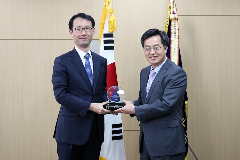 [16.11.08] 로이터 '아시아 최고혁신대학' 9위에 우리학교 선정, 기념패 전달